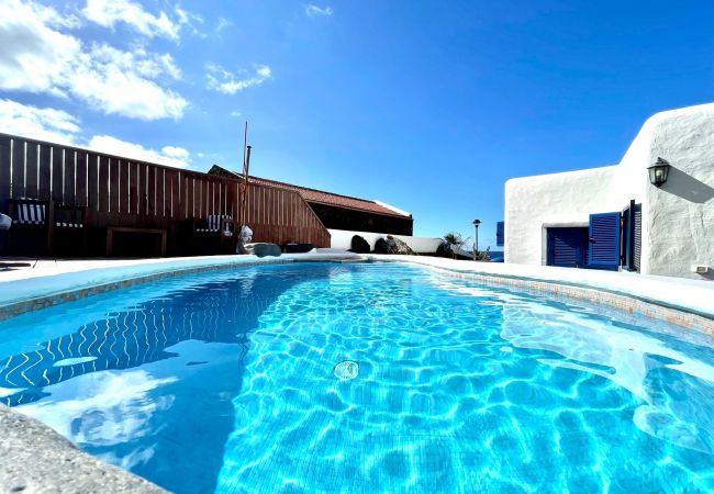 Villa in Frontera - Estupenda Villa con piscina privada, chimenea, frente al mar